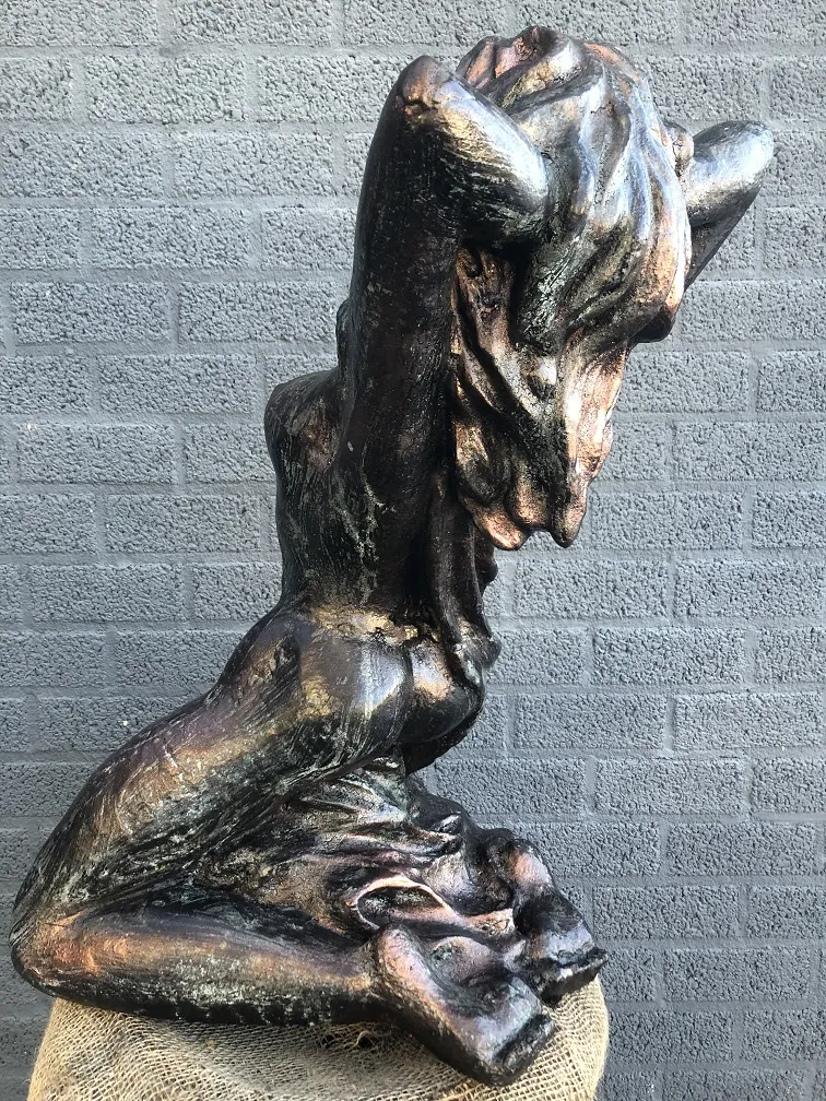 Eine schöne Statue einer nackten Frau