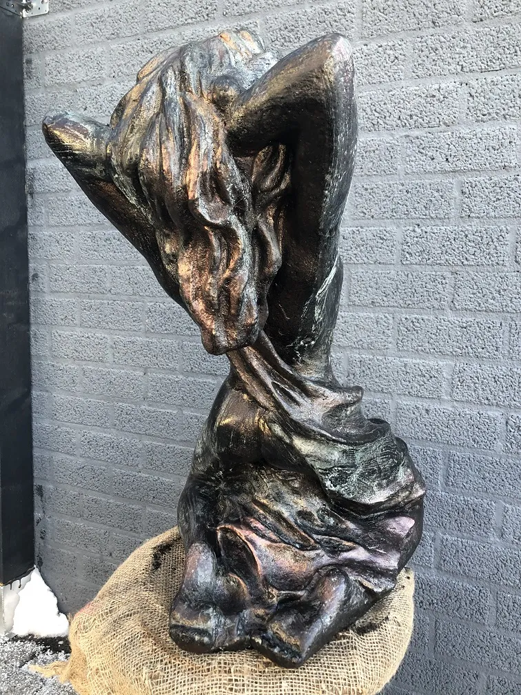 Eine schöne Statue einer nackten Frau