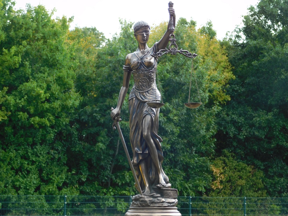 Groot beeld van Vrouwe Justitia, brons-look, heel mooi!
