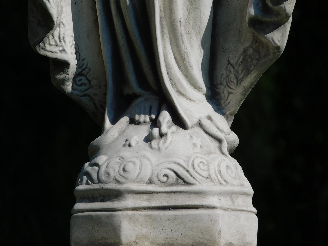 Maria - stenen beeld - 68 cm - klassiek wit - in detail
