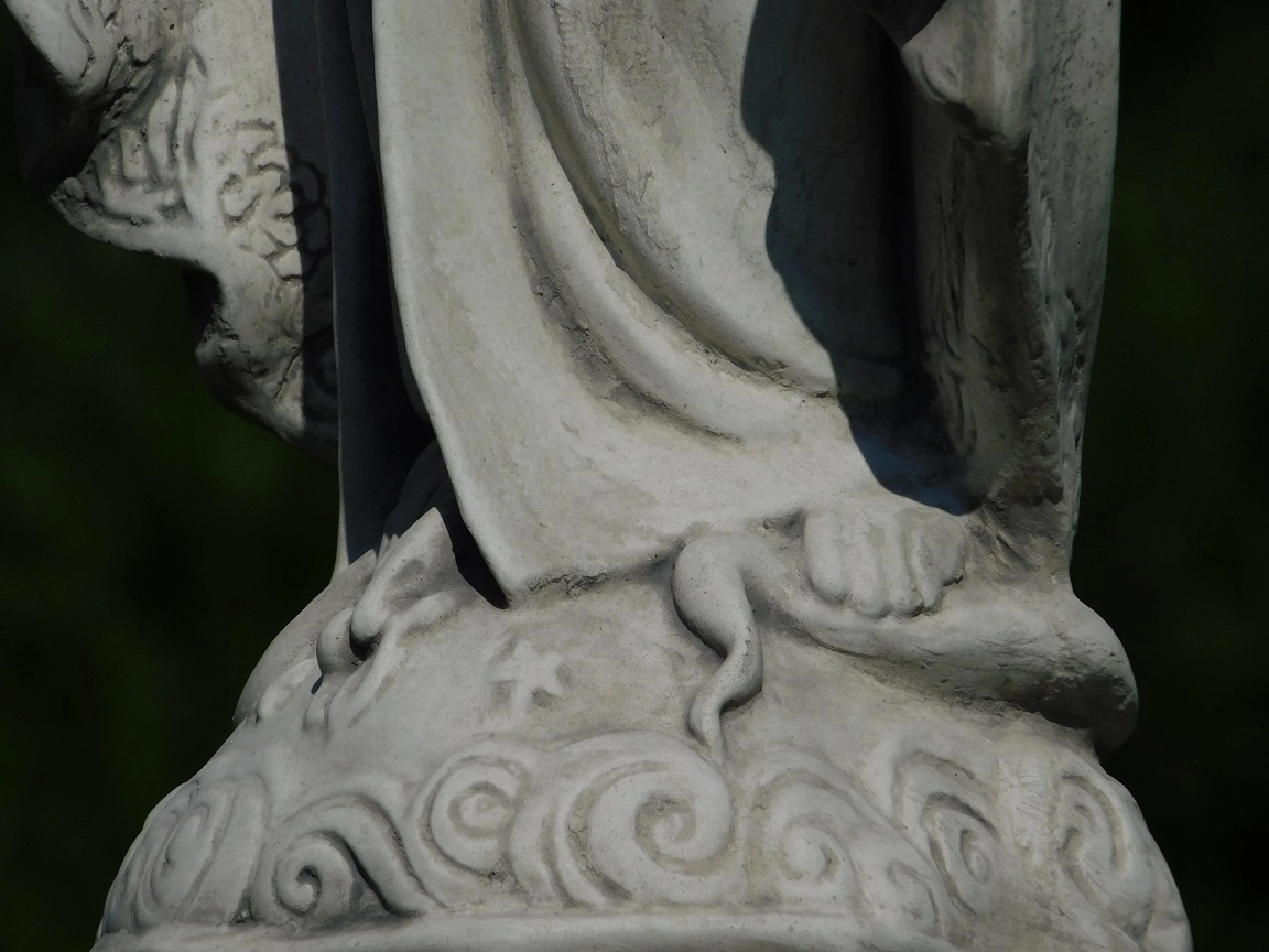 Maria - stenen beeld - 68 cm - klassiek wit - in detail