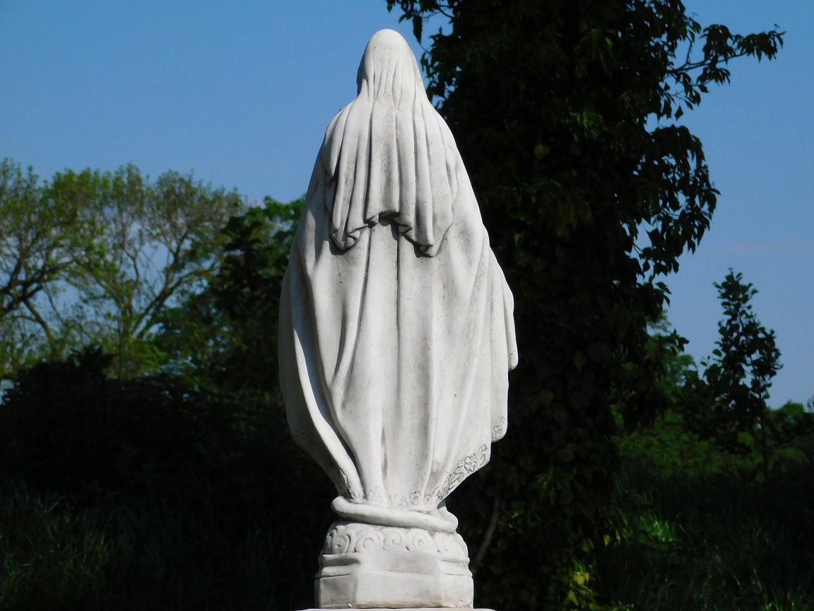 Maria - stenen beeld - 68 cm - klassiek wit - in detail