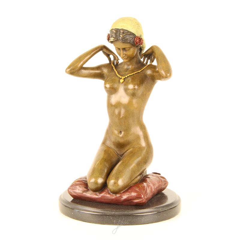 Een bronzen beeld/sculptuur van een meisje met een 'nieuwe' ketting