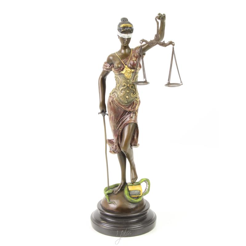 Een bronzen beeld/sculptuur van Vrouwe Justitia