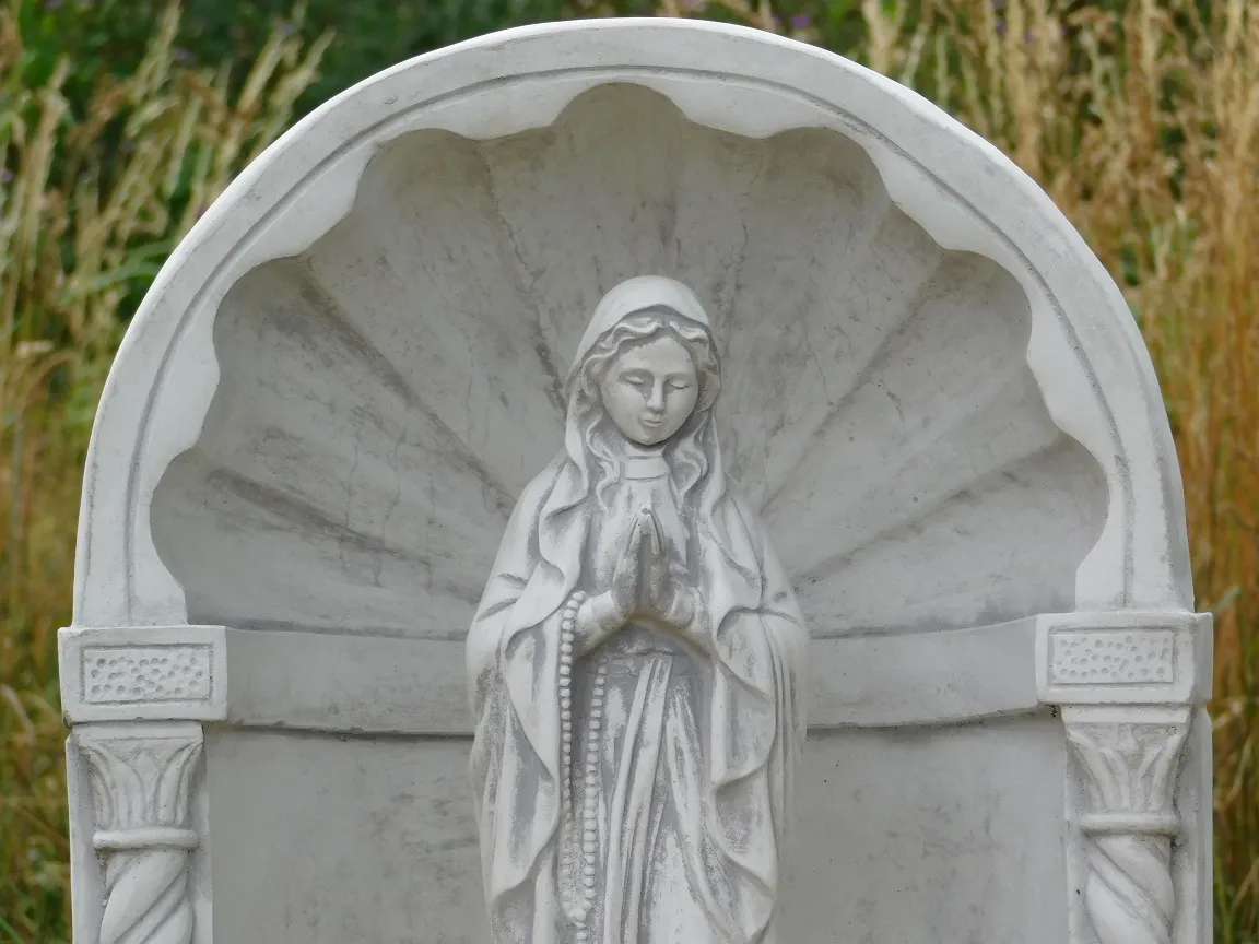 Maria in bidkapel - stenen beeld - 49 cm - klassiek wit