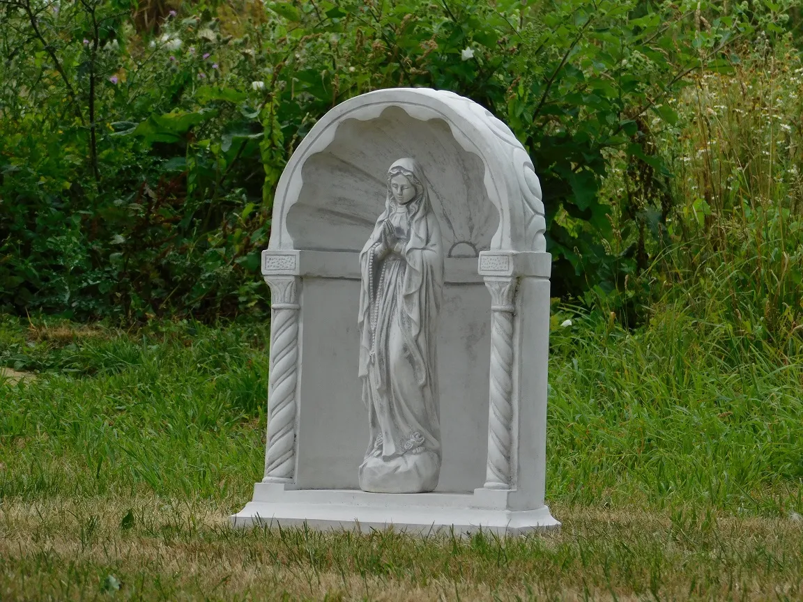 Jungfrau Maria Gartenstatue 61 Cm – Heilige Maria Mit Lilien, Outdoor-Skulptur Aus Harz Für Garten, Terrasse, Hof