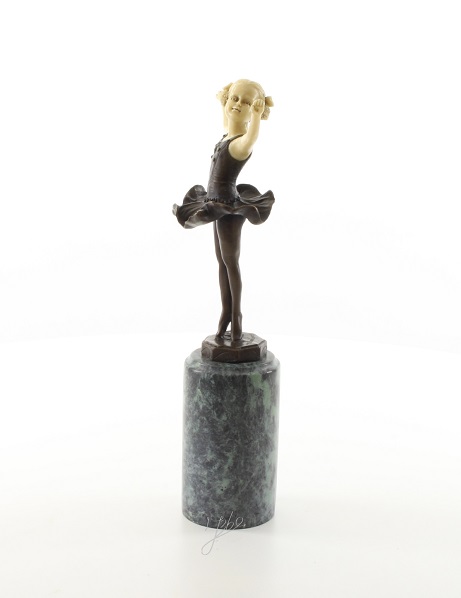 Een bronzen beeld/sculptuur van een meisje, een kleine ballerina