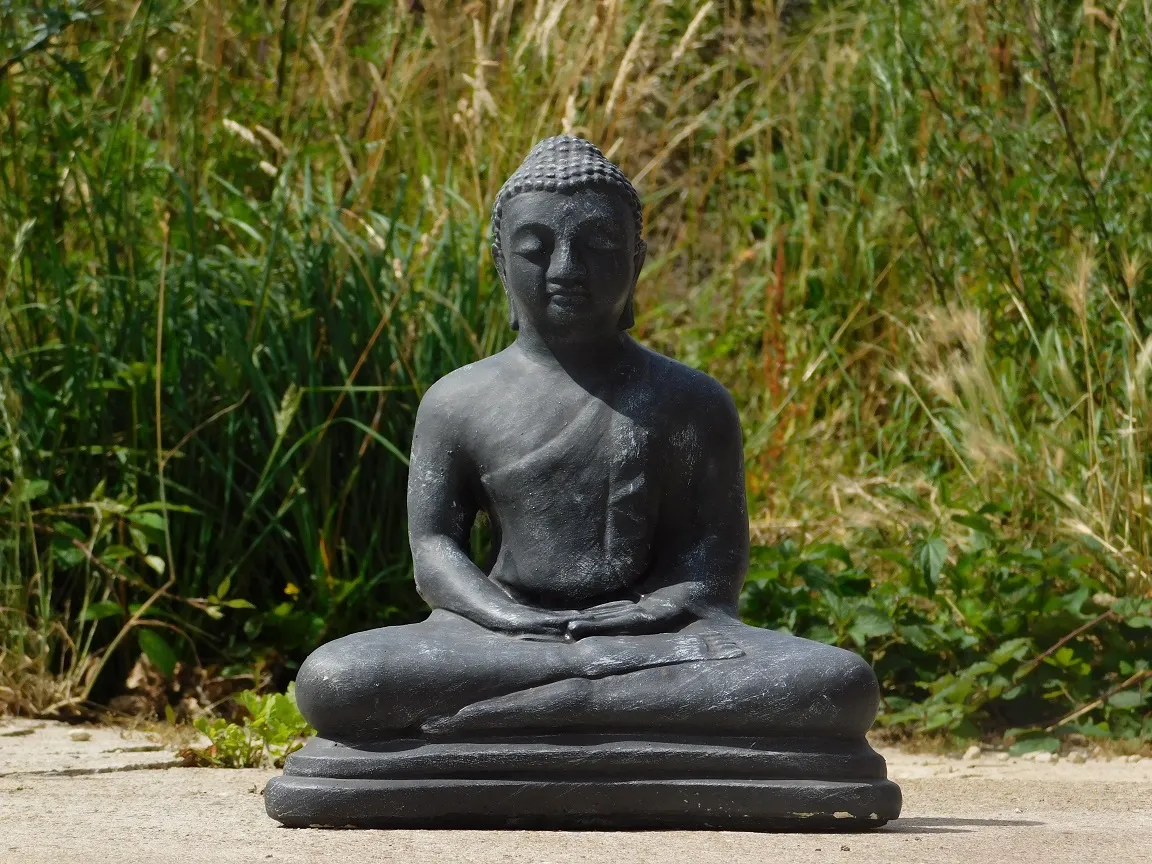 Boeddha in meditatie, gemaakt van vol steen grijs. - - dé webshop voor decoratie in én het