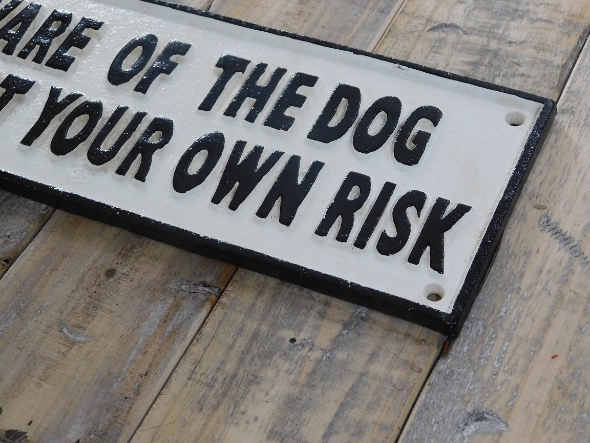 Großes gusseisernes Schild 'Vorsicht vor dem Hund - Betreten auf eigene Gefahr', Hundeschutz
