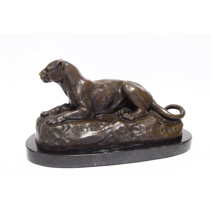 Een bronzen beeld/sulptuur van een liggende leeuwin