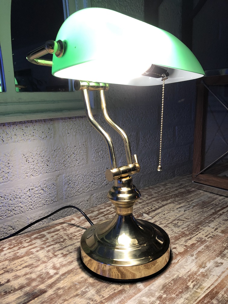 Een prachtige messing-groen glazen banking desk buro lamp