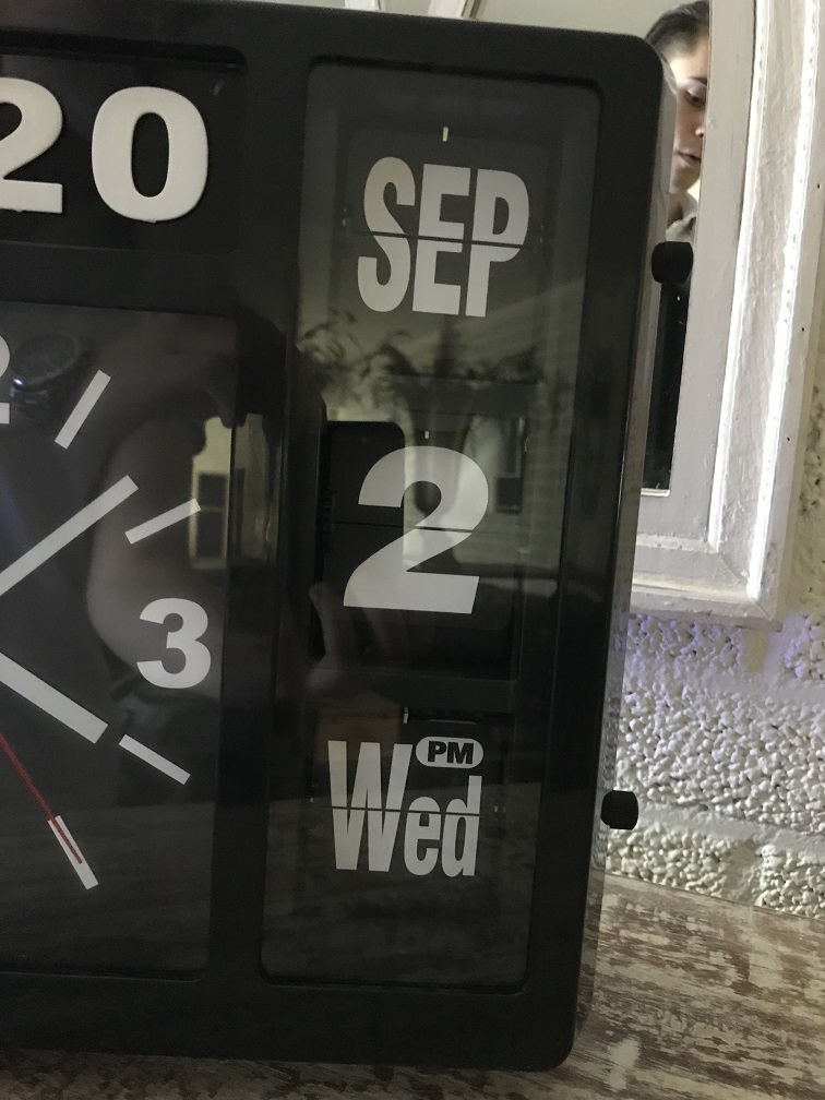 Eine ByBoo Uhr mit Jahr, Datum und Uhrzeit, kann stehen, aber auch an der Wand montiert werden