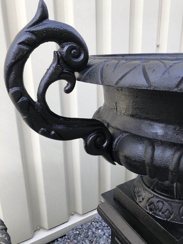 Gusseiserne Vase auf gusseiserner Säule, schwer und robust-schwarz.