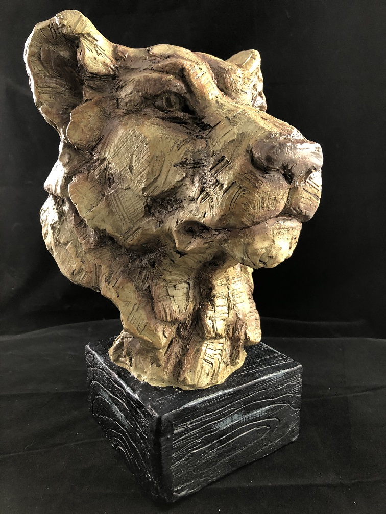 Ein wunderschöner Löwenkopf, wunderschön detailliert, Polystone in Holzoptik