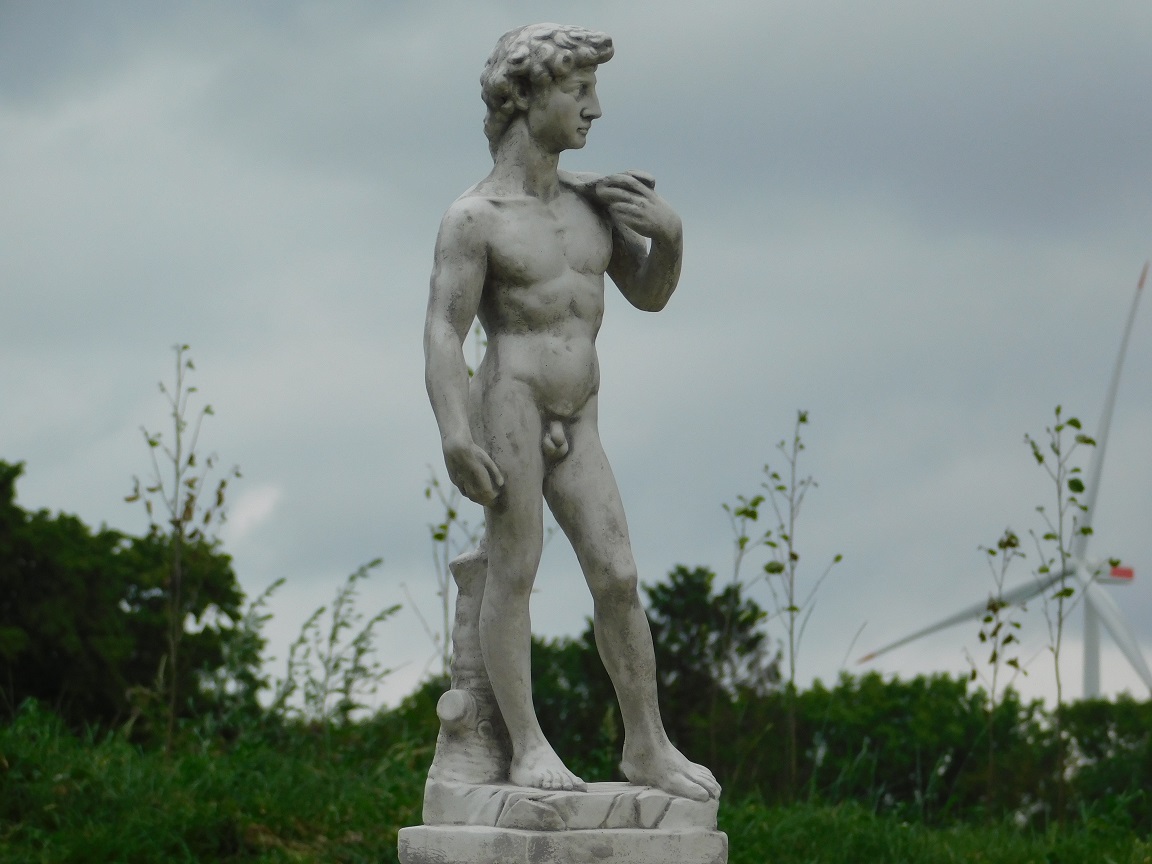David bijbelse figuur op sokkel, tuinbeeld steen, wit / grijs