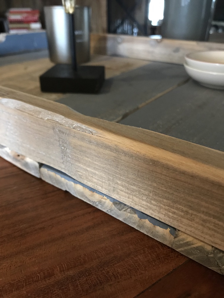 Großes Tablett aus recyceltem Holz mit stabilen Metallgriffen