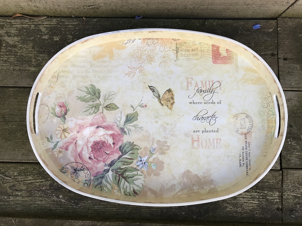Ein schönes Tablett als nette Dekoration, mit einer Rose darauf und Text