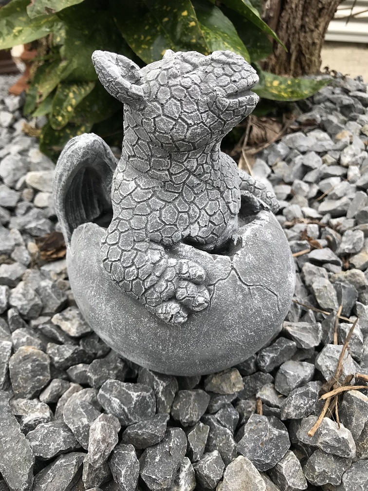 Steinfigur Dinosaurier Baby im Ei - Drachenfigur, Tierfigur Kleiner Drache im Ei