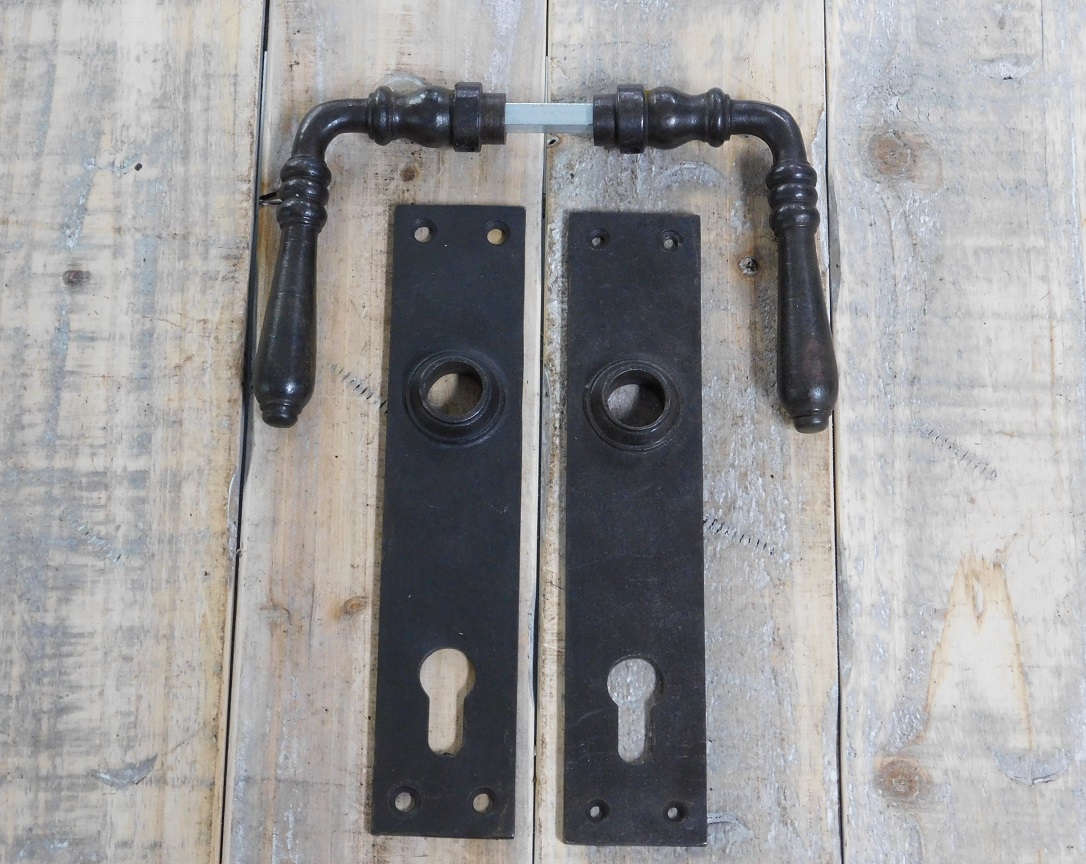 Set ijzeren deurbeslag, waaronder doorn 8 x 8 cm, 2 hang Kate met 2 lange tekenen Cavo, ijzer gewaxt buitendeur (PZ92)