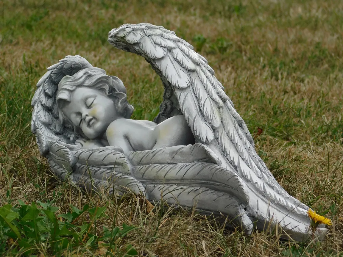Figurine ange couché en cire d'abeille