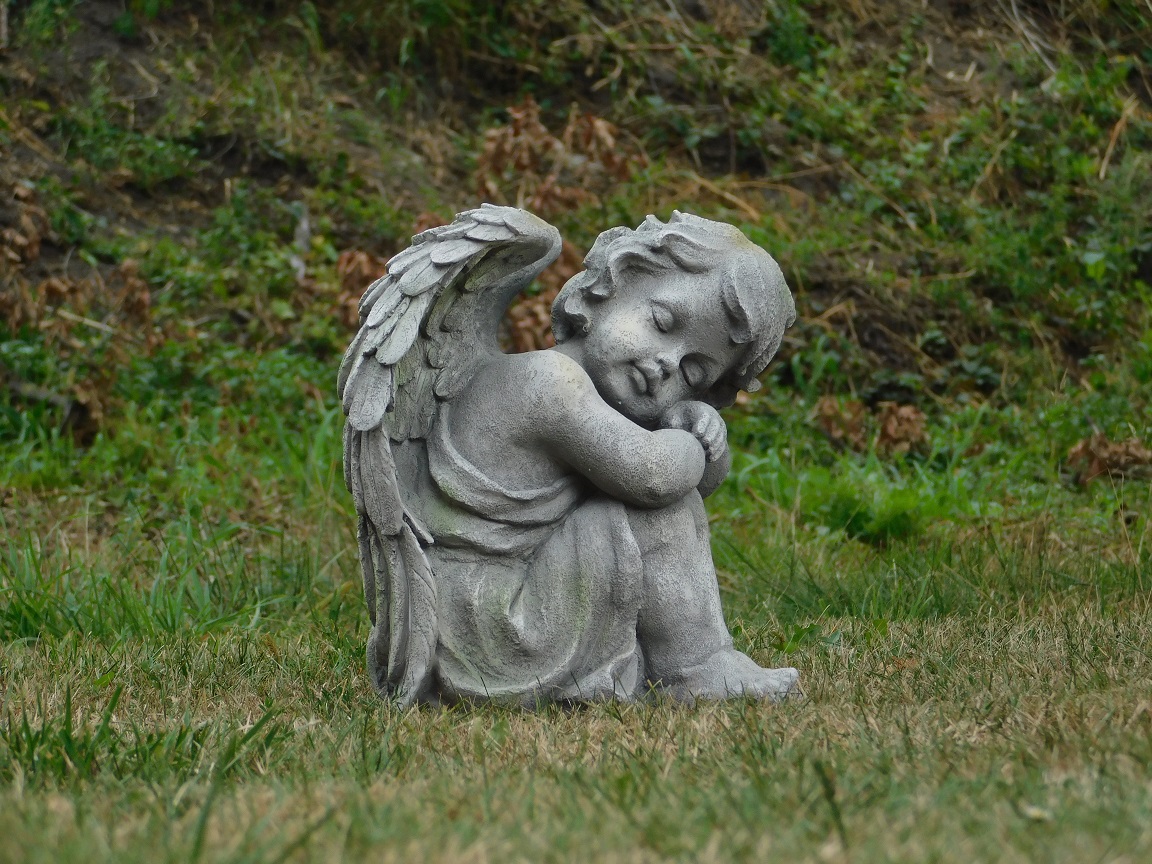 Tuinbeeld zittende Engel, polystone, gedetailleerd beeld