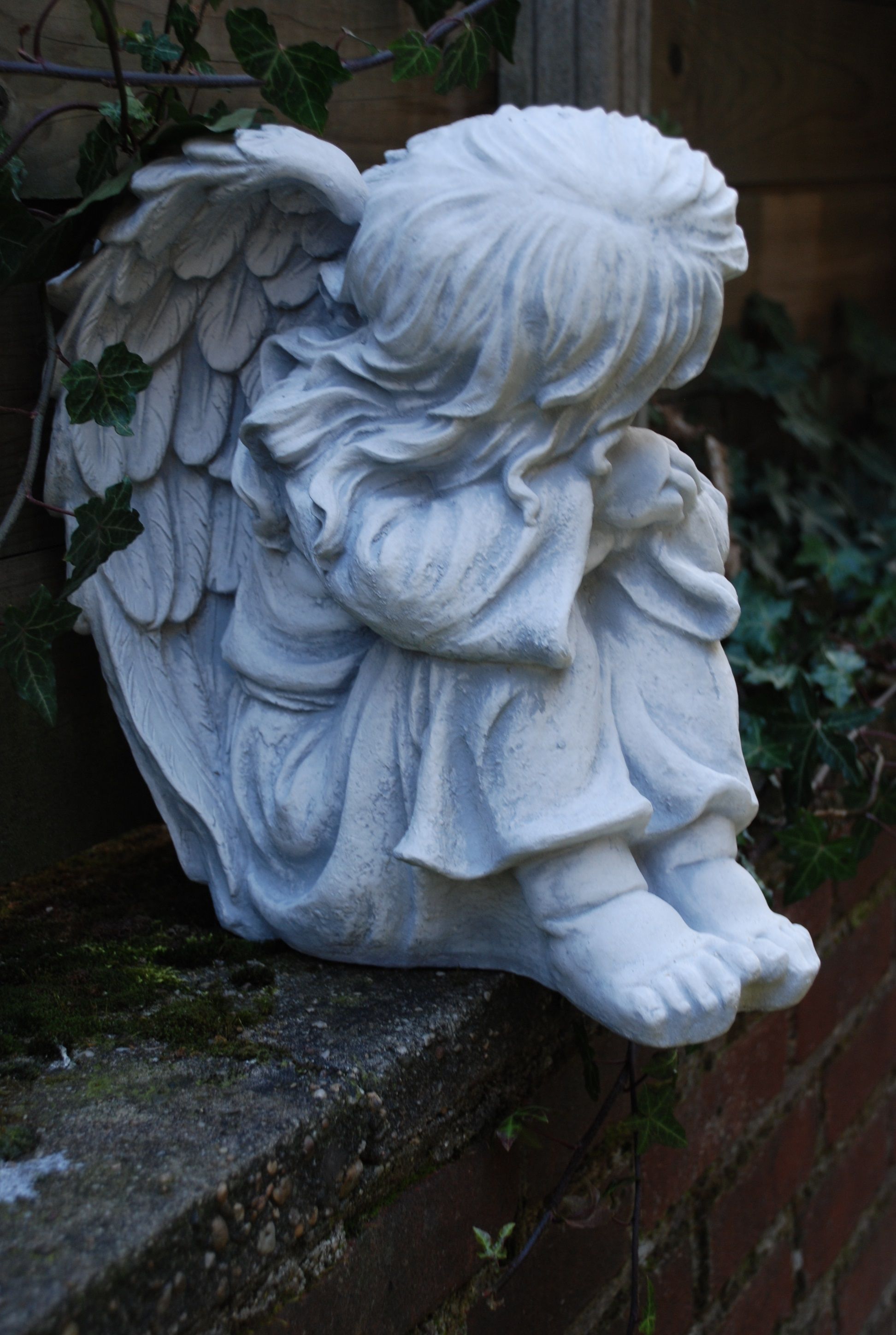 Prachtige zittende engel, vol detail, vol steen.