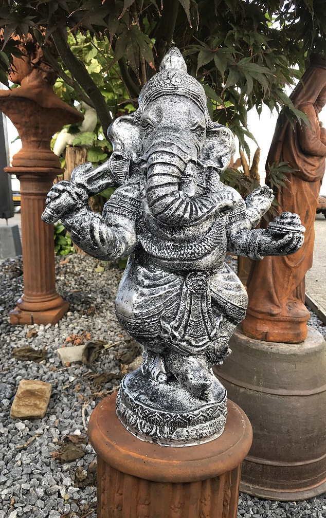 Een mooi beeld van Ganesha, hindoestaanse god, polystone, zilver-grijs