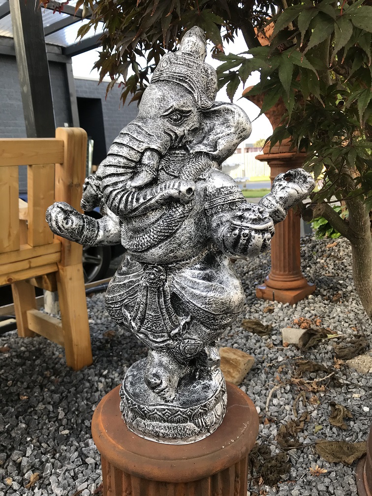 Eine schöne Statue von Ganesha, Hindu-Gott, Polystone, silbergrau