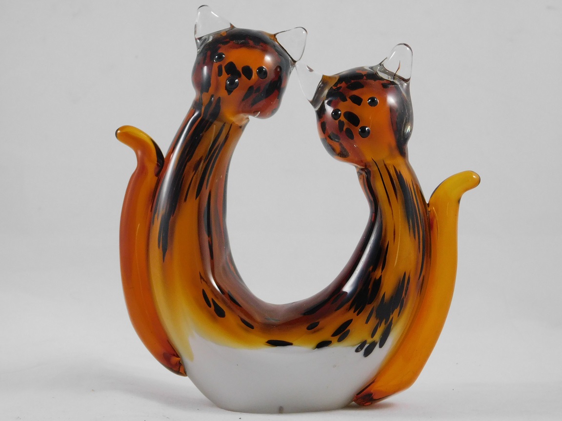 Glasskulptur von zwei Katzen / Weibchen, in Farbe