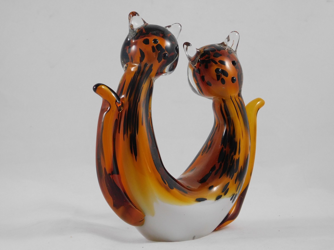 Glasskulptur von zwei Katzen / Weibchen, in Farbe