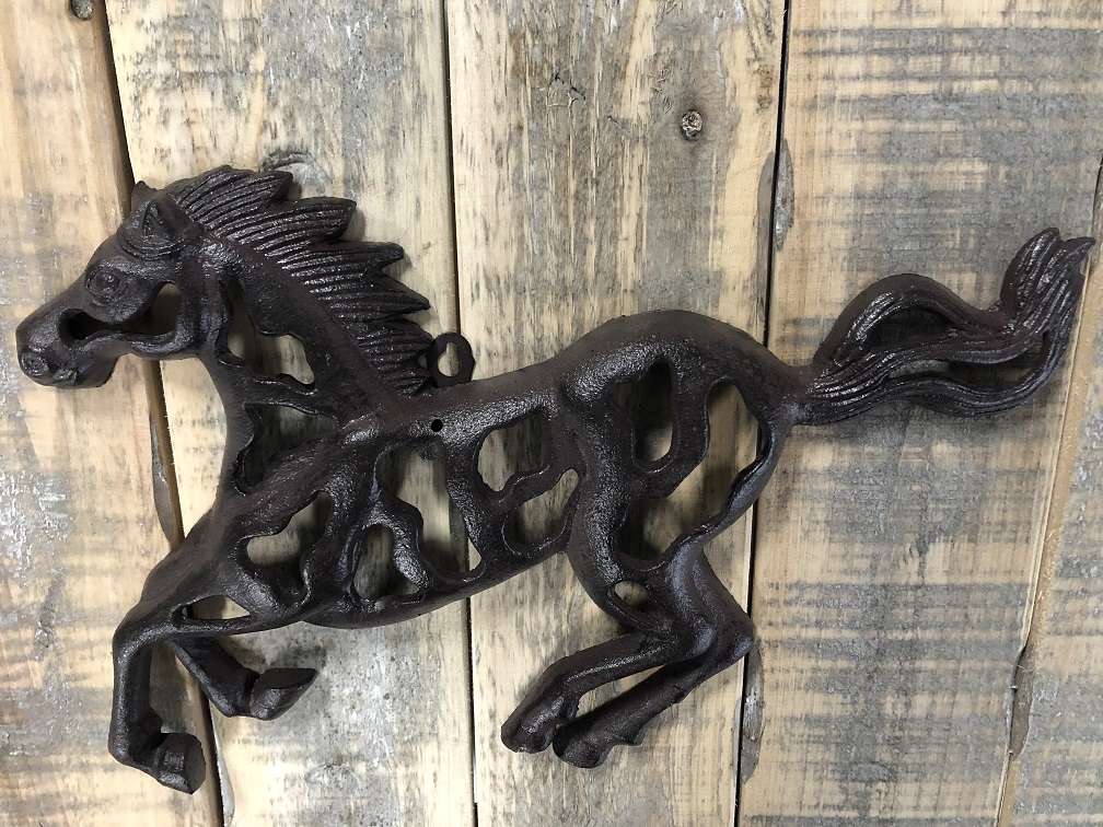 Wandornament abstracte afbeelding van een rennend paard, gietijzer bruin.