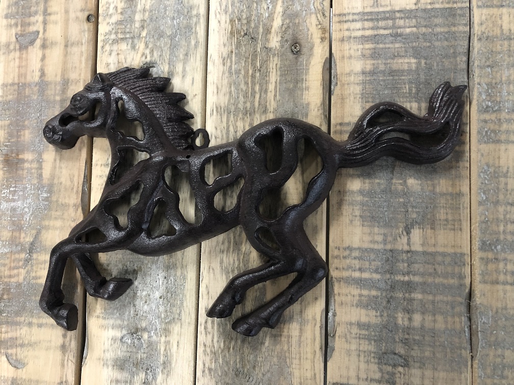 Wandornament abstracte afbeelding van een rennend paard, gietijzer bruin.