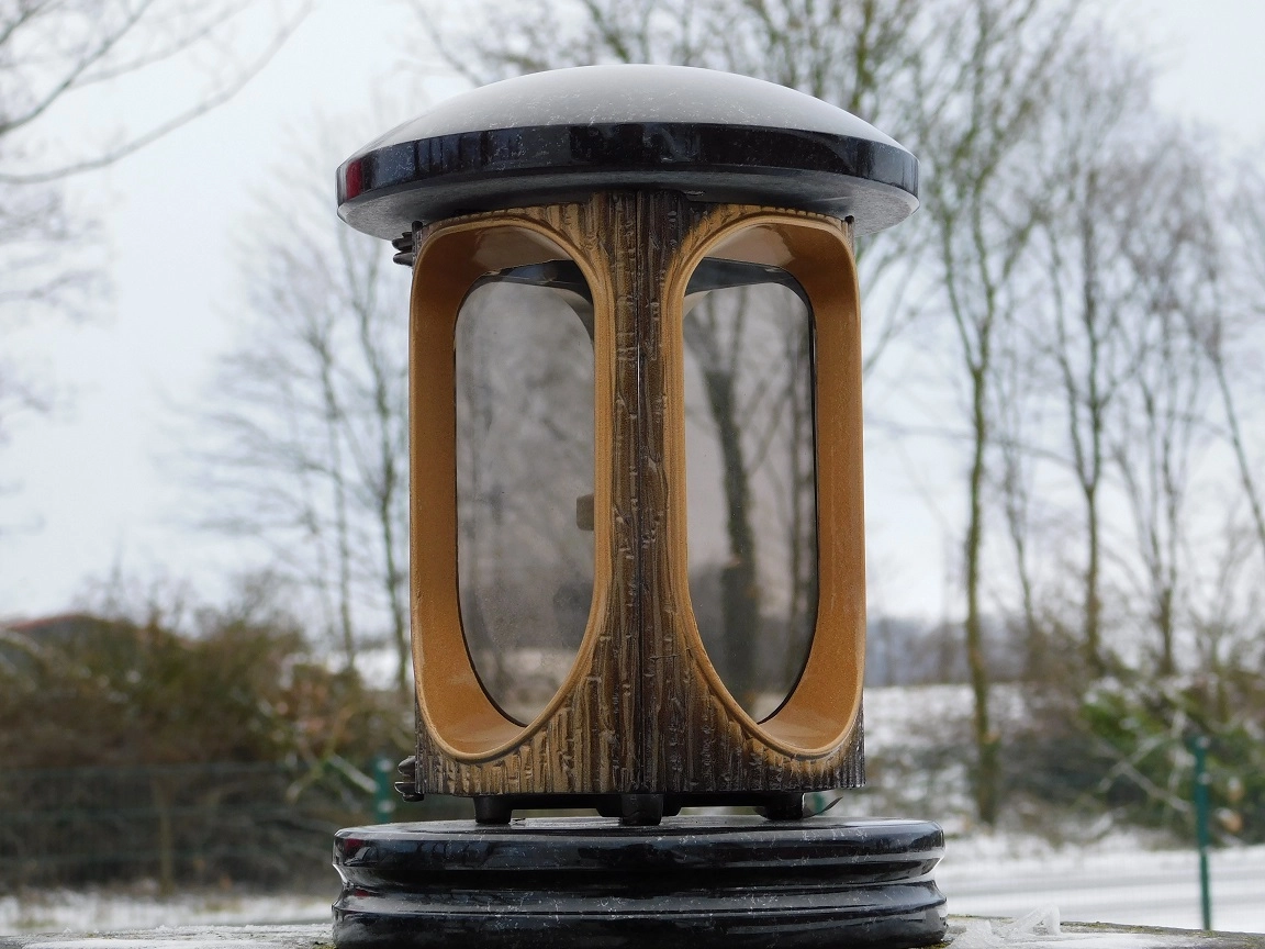 Schwarze Granit-Grablaterne mit goldenen Verzierungen – 24 cm