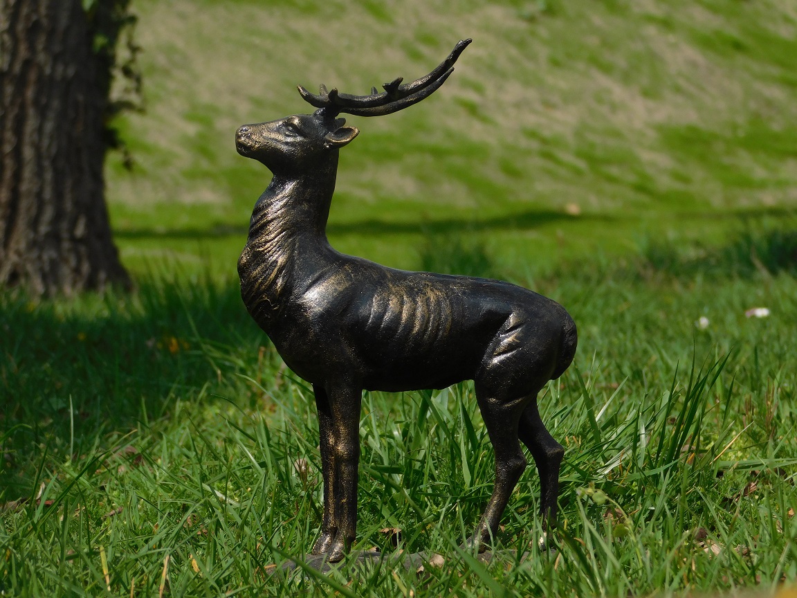 Hirsch, stehend mit Geweih, Bronze-Metall.