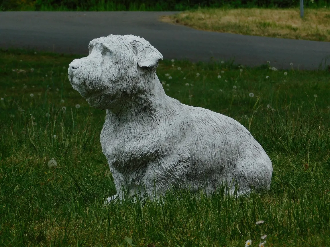 Zaklampen Kan worden genegeerd Gevoelig Tuinbeeld van een hond, stenen beeld ''hond''