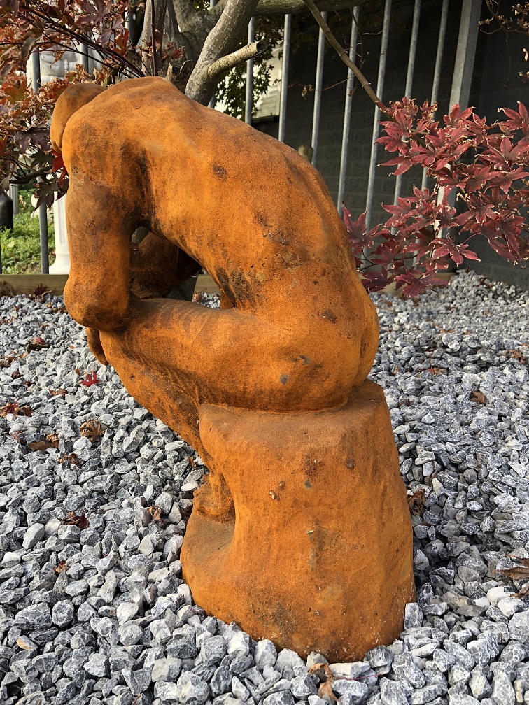 Sculptuur van de Denker, imposant kunstwerk, gietijzer