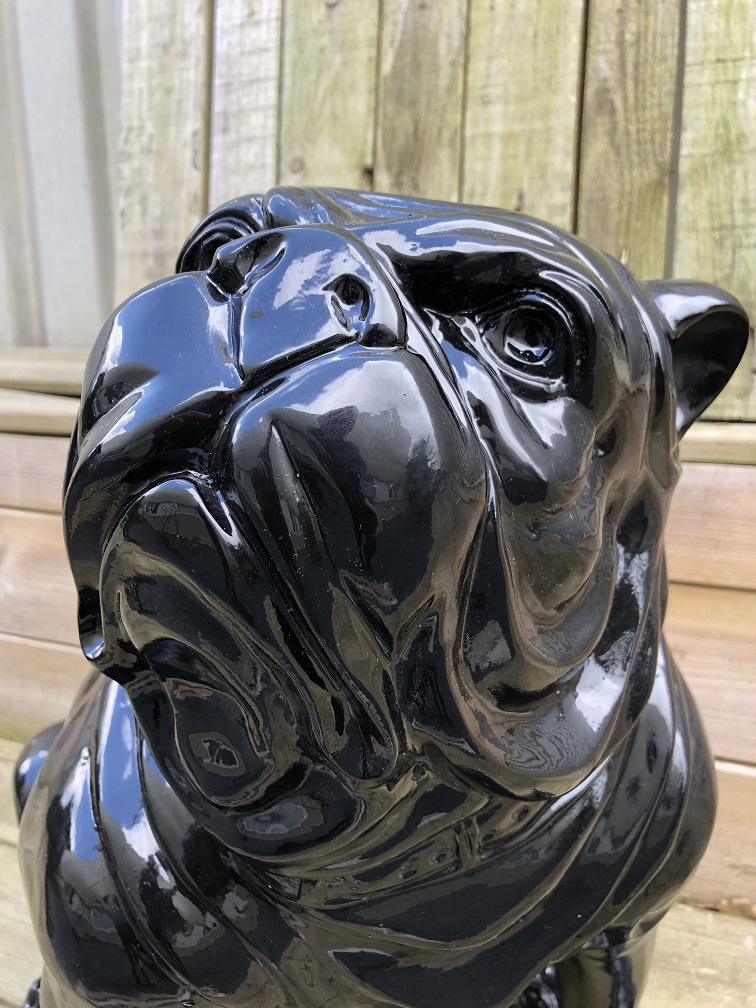 Bulldogge Englisches Modell, polystein-schwarz sitzend