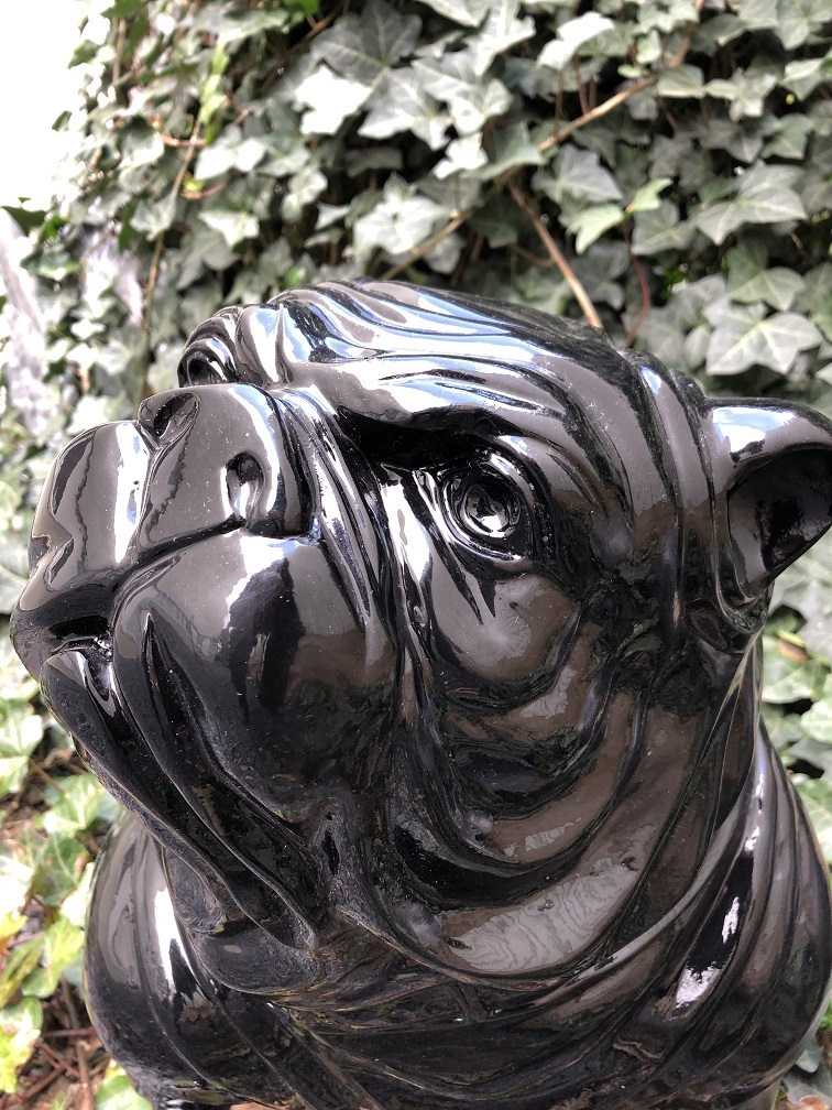 Bulldogge Englisches Modell, polystein-schwarz sitzend