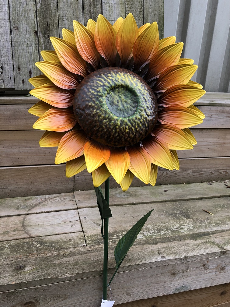 Ein Kunstwerk, diese große Sonnenblume, ganz aus Metall.