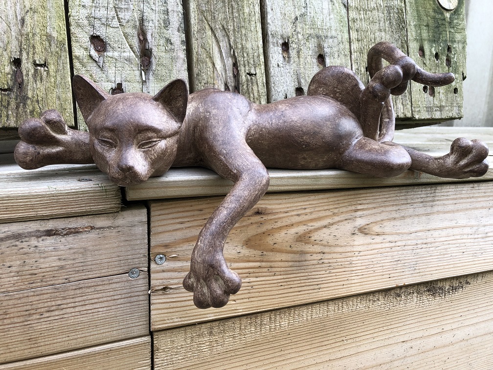Skulptur einer liegenden Katze aus Polystein