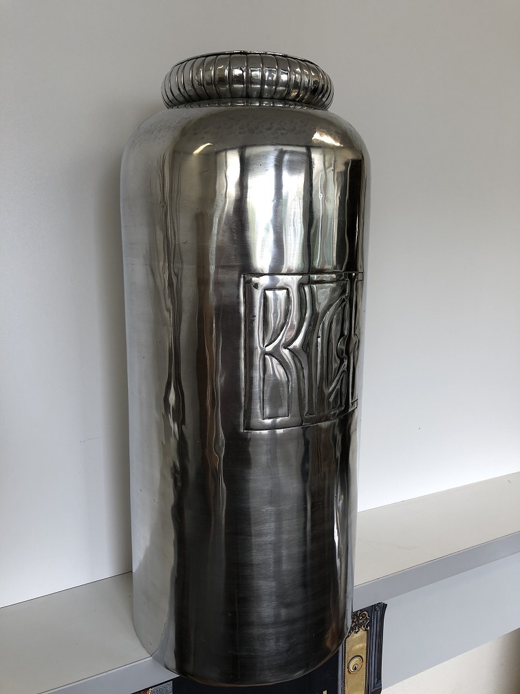 Vaas aluminium XL, zilver-look, met inscriptie, zeer fraai.