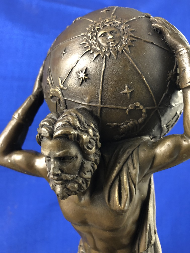 Atlas mit Universum, mythologischer und symbolischer Bronzefigur