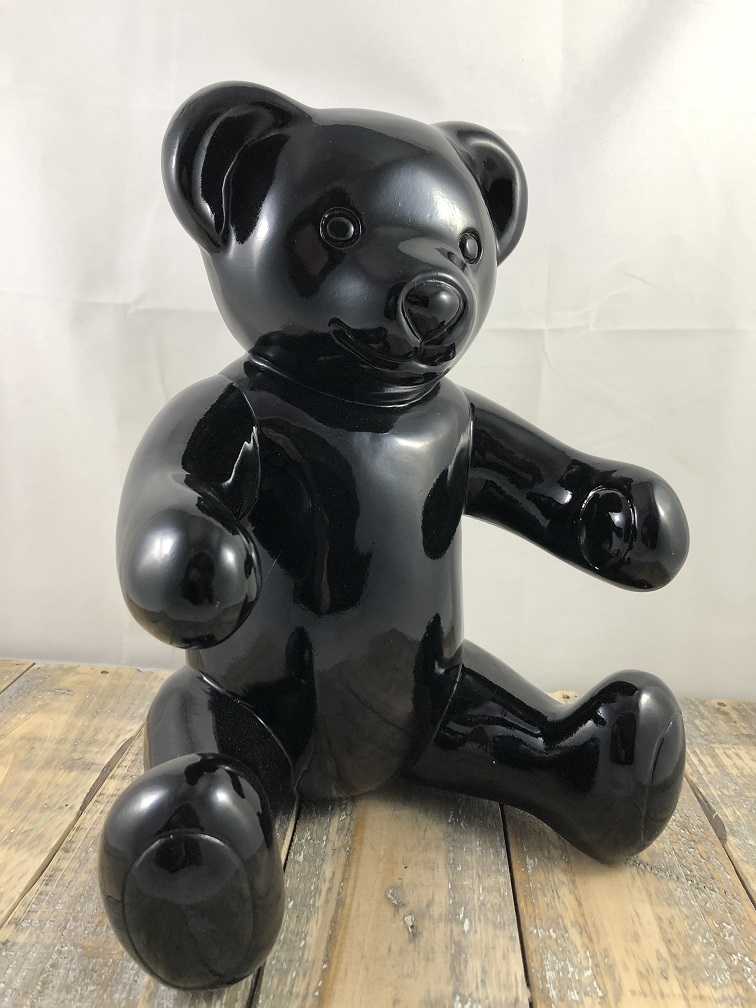 Schöner schwarzer sitzender polystone Bär