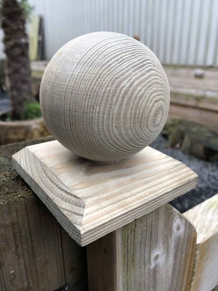 Paal kap hout bescherming met houten bol, sierlijk en fraai !