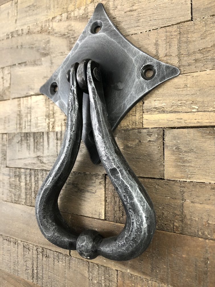 Fraai ontwerp is deze deurklopper smeedijzer voor op de rustieke houten deur.