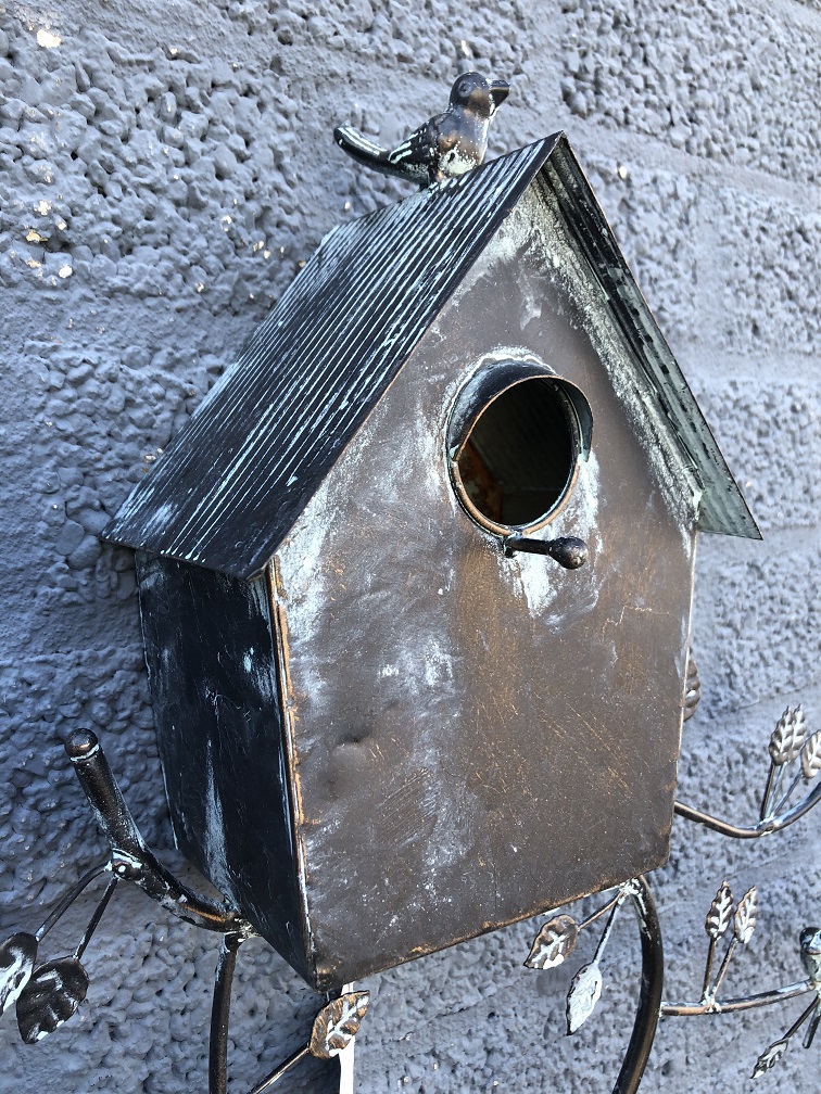 Schönes Metall-Vogelhaus für die Wand
