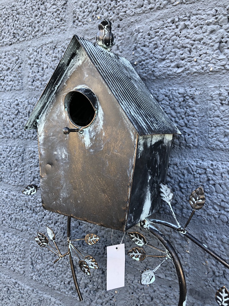 Schönes Metall-Vogelhaus für die Wand