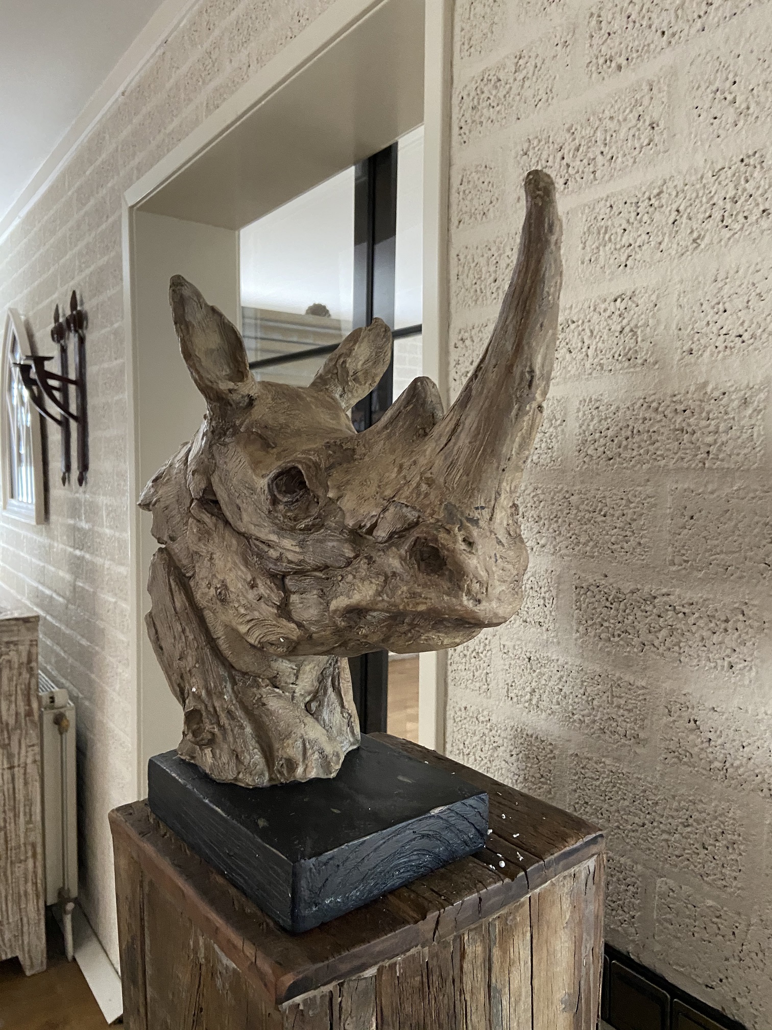 Ein schöner Kopf eines Nashorns, schön detailliert, Polystone Holzoptik.