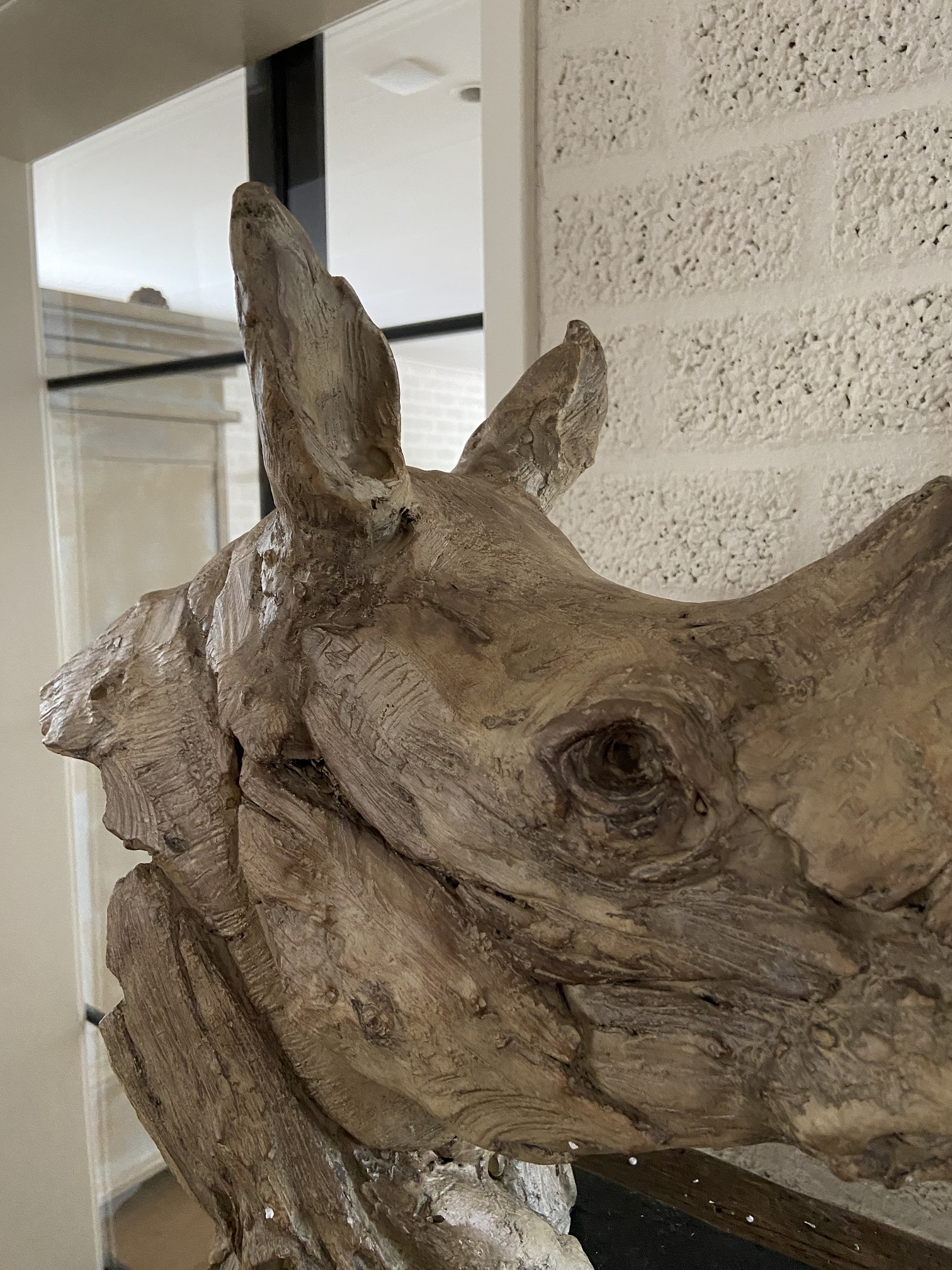 Een prachtige kop van een neushoorn, fraai in detail, polystone woodlook.