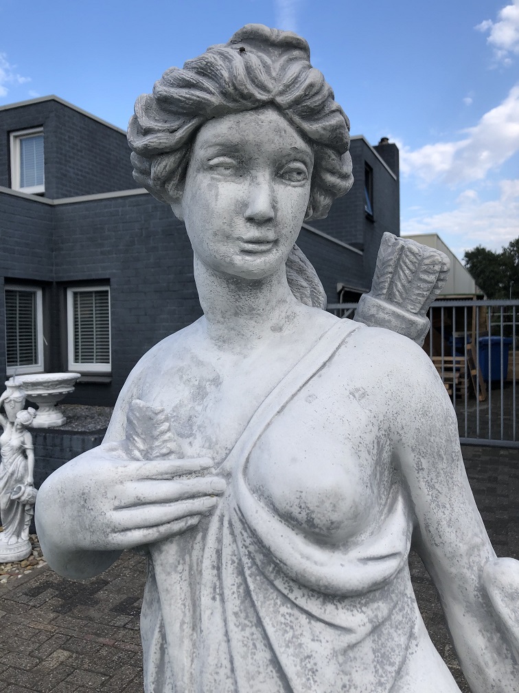 Griechische Statue der Artemis, Göttin der Jagd. Vollstein-Gartenstatue